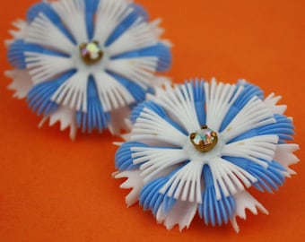 Kwiatowe kolczyki z klipsem w jasnoniebieskim i białym miękkim plastiku ze strasami - Vintage Costume Jewelry