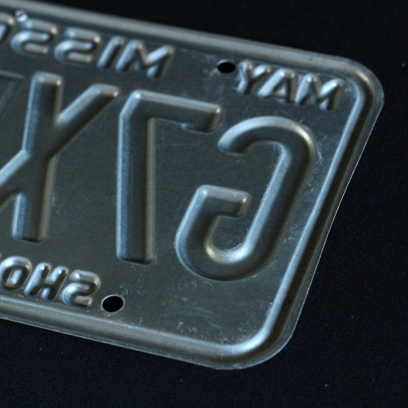 G7X859 Automobile Metal May 1997 Crafts Missouri License Plate Car Collectible Show Me State Garage Man Cave Decor Red