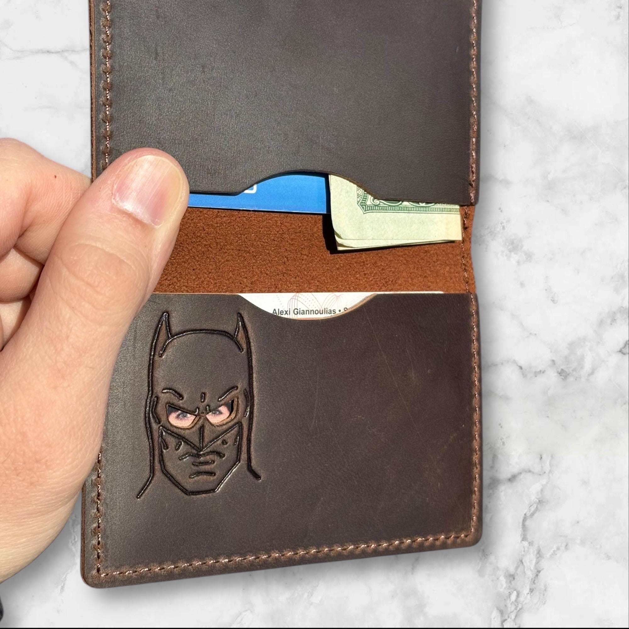 Portefeuille Minimaliste Homme DYKANBO - RFID, Mécanisme Pop-up, Cuir Vegan - Brun
