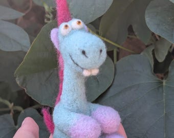 Juguete de unicornio de fieltro con aguja hecho a mano