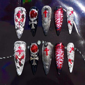 Unghie coquette Y2k con motivi enigmatici 3D in rosso e nero mistico rubino / Unghie a stiletto fatte a mano / Unghie irregolari in stile gotico punk metal cool