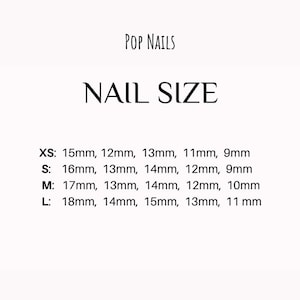 Puede incluir: Fondo blanco con el texto "POP NAILS" en la parte superior. Debajo, se muestra el texto "NAIL SIZE". La imagen enumera los tama&ntilde;os de u&ntilde;as en mil&iacute;metros: XS, S, M y L, con las medidas correspondientes.