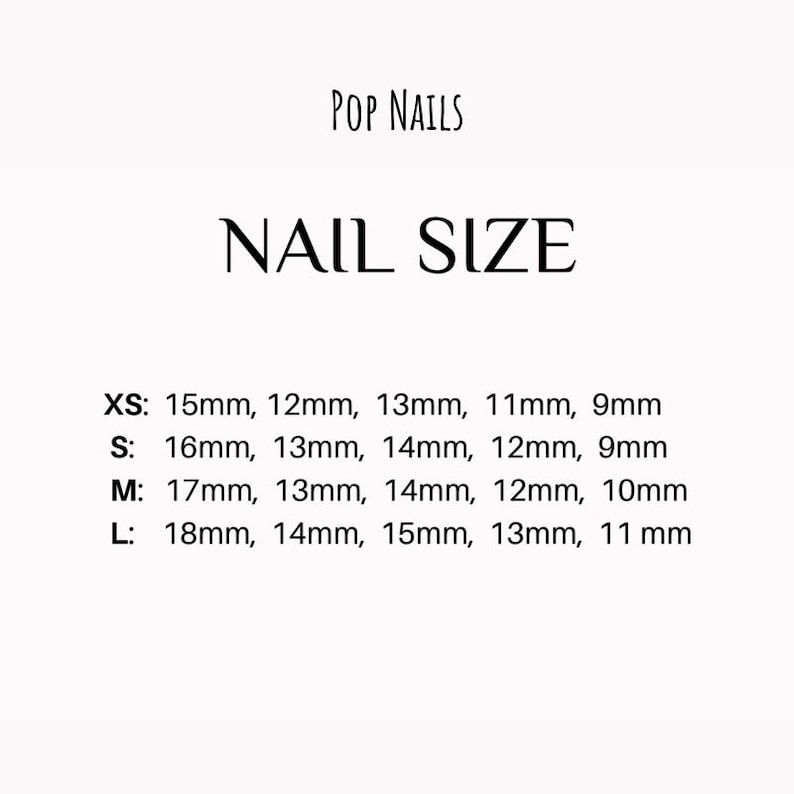 Puede incluir: Fondo blanco con el texto "POP NAILS" en la parte superior. Debajo, se muestra el texto "NAIL SIZE". La imagen enumera los tama&ntilde;os de u&ntilde;as en mil&iacute;metros: XS, S, M y L, con las medidas correspondientes.