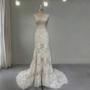 Vestido de noiva estilo sereia com bordado de renda - manga comprida e costas abertas