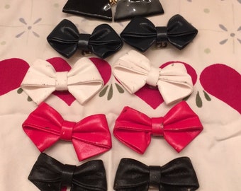 Lot of 1980s shoe clips bows