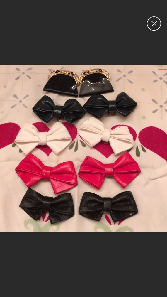 Lot of 1980s shoe clips bows