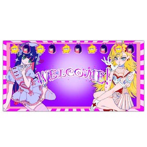Może przedstawiać: Dwie postacie anime, jedna z niebieskimi włosami i różowo-niebieską sukienką, a druga z żółtymi włosami i różowo-białą sukienką, stoją przed fioletowym tłem z napisem "WELCOME!" w różowo-białych literach. Tło jest ozdobione różowo-białymi paskami i małymi różowymi gwiazdkami.