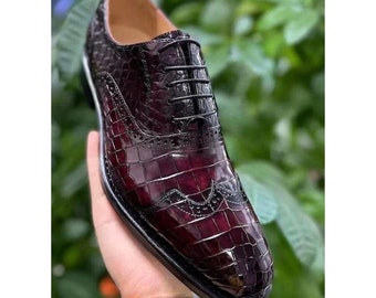 Zapato Oxford de piel con textura de cocodrilo color granate hecho a mano para hombre