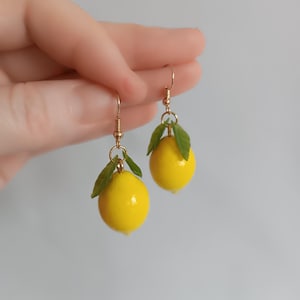 Brincos de limão feitos à mão em argila polimérica: cítricos leves para o verão