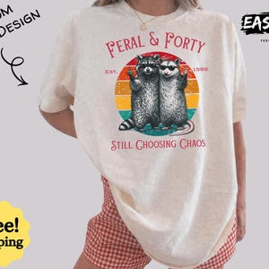 Maglietta personalizzata per il 40° compleanno con procione e opossum selvatici, colore vintage e confortevole.