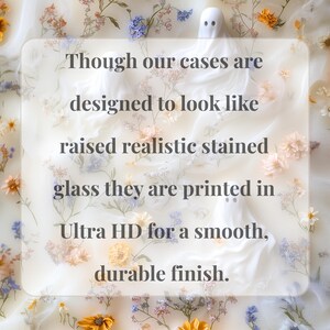 Puede incluir: Una funda de tel&eacute;fono con un fondo de peque&ntilde;as flores blancas, amarillas y azules y tres figuras de fantasmas blancos. El texto dice: Though our cases are designed to look like raised realistic stained glass they are printed in Ultra HD for a smooth, durable finish.