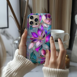 Glasmalerei Blumen MagSafe iPhone Hülle | Abstrakte Blüten in Lila & Türkis | iPhone 17 16 15 14 13 Pro Max Mini