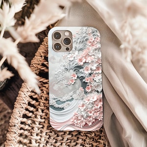 Può includere: Custodia per telefono con un design floreale con fiori rosa e bianchi, su uno sfondo di onde stilizzate in tonalità grigie e blu. La custodia ha un bordo chiaro e un ritaglio per la fotocamera.