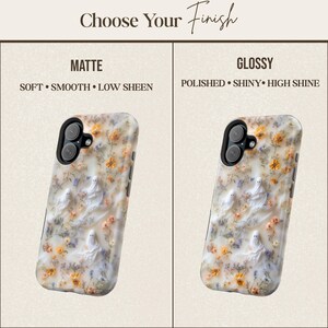 Puede incluir: Una comparaci&oacute;n de dos fundas para tel&eacute;fono con fondo blanco, peque&ntilde;as flores amarillas y azules y figuras de fantasmas blancas. El lado izquierdo est&aacute; etiquetado como Matte con el texto Soft, Smooth, Low Sheen. El lado derecho est&aacute; etiquetado como Glossy con el texto Polished, Shiny, High Shine. El encabezado dice Choose Your Finish.