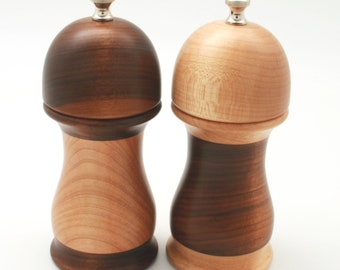 Juego de molinillo de pimienta y sal de madera en miniatura hecho a mano: nogal y arce