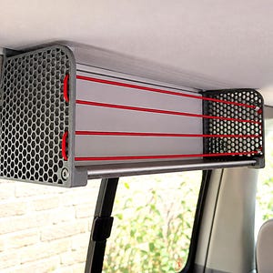 Deckenregal für VW California T5, T5.1, T6 und T6.1, montiert an der Dachschiene im Camper. Graues Ablageregal mit roten Gummibändern, HPL-Boden und temperaturbeständigen ASA-Seitenteilen für zusätzlichen Stauraum.