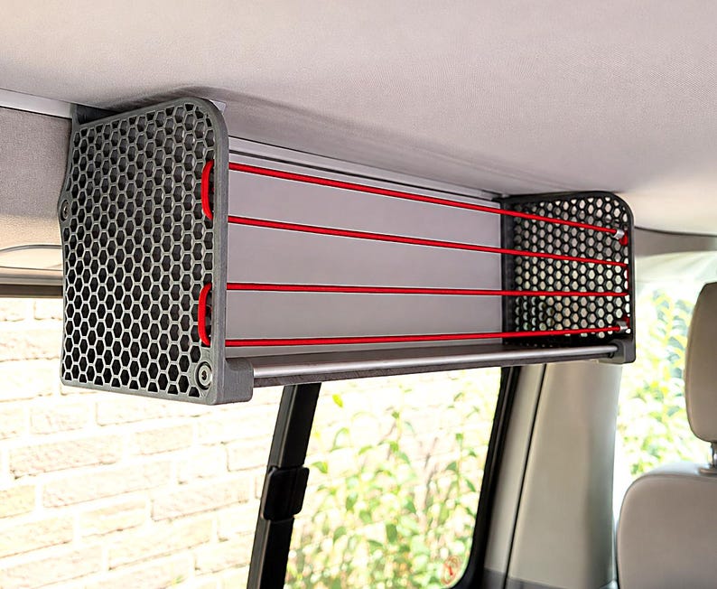 Deckenregal für VW California T5, T5.1, T6 und T6.1, montiert an der Dachschiene im Camper. Graues Ablageregal mit roten Gummibändern, HPL-Boden und temperaturbeständigen ASA-Seitenteilen für zusätzlichen Stauraum.