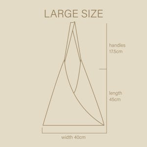 Puede incluir: Un diagrama de un bolso tote de gran tama&ntilde;o en un color neutro. Las dimensiones del bolso est&aacute;n etiquetadas: asas 17,5 cm, largo 45 cm y ancho 40 cm. El texto "LARGE SIZE" est&aacute; en la parte superior. El dise&ntilde;o del bolso es de forma triangular simple.