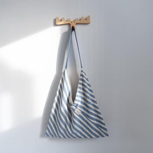 Bolso de rayas azules, bolso tote triangular, bolso hobo holgado, bolso de fin de semana origami, moda coreana, bolso de mano de algodón cosido a mano