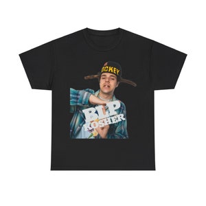 Peut inclure: T-shirt noir avec un imprimé d'une personne portant une casquette de baseball à l'envers avec le mot "DICKEY" dessus. La personne fait un geste de la main et le texte "BLP KOSHER" est imprimé sur le t-shirt.