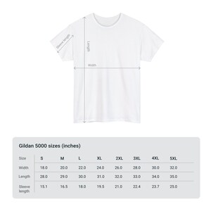 Puede incluir: Una tabla de tallas para camisetas Gildan 5000, que muestra las medidas en pulgadas para las tallas S a 5XL. La tabla incluye el ancho, la longitud y la longitud de la manga.