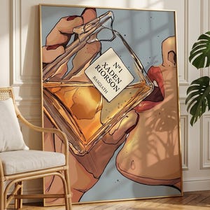 Puede incluir: Ilustración de una persona bebiendo de un frasco de perfume. La botella está etiquetada como "N°1 Xaden Riorso Basgiath". La obra de arte está enmarcada en oro y colgada en una pared. Una planta en maceta y una silla de mimbre están en primer plano.