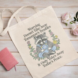 Torba Raccoon Tote | Ekologiczna torba dla miłośników książek z motywującym cytatem | Idealny prezent urodzinowy
