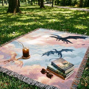 Fourth Wing Dragon Woven Blanket | Tairn Tapestry Throw for Book Lover | Bookish Gift for Her | Rebecca Yarros Fantasy Decor | Cozy Reading afbeelding 5