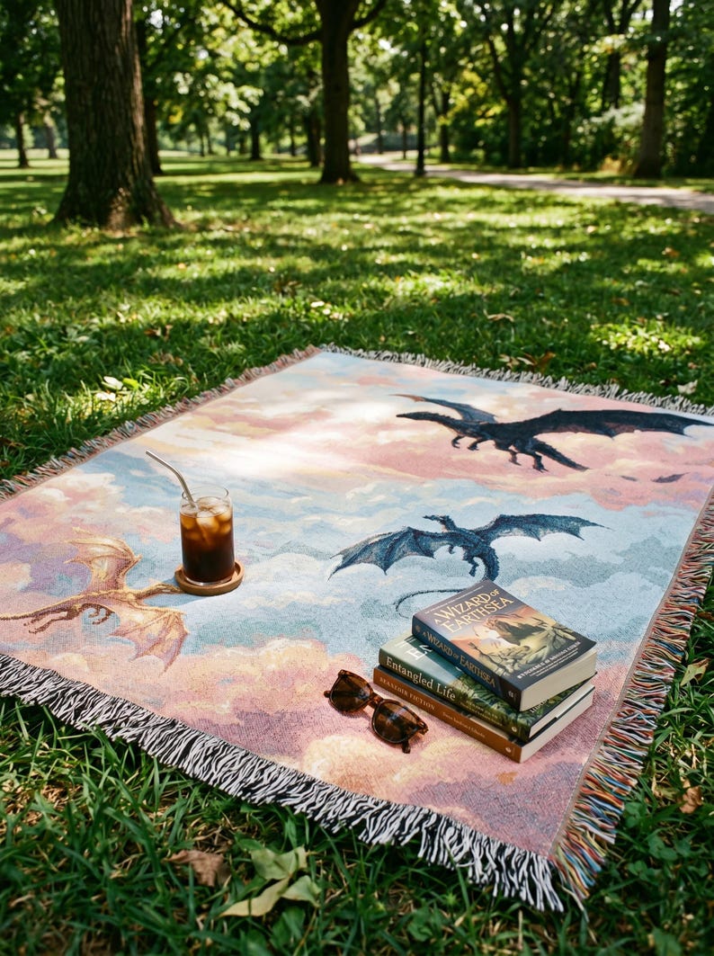 Fourth Wing Dragon Woven Blanket | Tairn Tapestry Throw for Book Lover | Bookish Gift for Her | Rebecca Yarros Fantasy Decor | Cozy Reading afbeelding 5