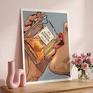 Pode incluir: Ilustra&ccedil;&atilde;o de uma pessoa bebendo de um frasco de perfume. O frasco est&aacute; rotulado como "N&deg;1 Xaden Riorson Basgiath". A obra de arte tem uma paleta de cores suaves com um fundo claro. Um vaso de rosas cor-de-rosa est&aacute; sobre uma mesa de madeira.