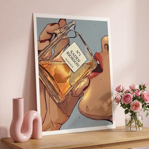 Pode incluir: Ilustra&ccedil;&atilde;o de uma pessoa bebendo de um frasco de perfume. A garrafa &eacute; quadrada com um r&oacute;tulo que diz "N&deg;1 Xaden Riorson Basgiath". A obra de arte &eacute; ambientada em um fundo azul claro, com uma mesa de madeira e flores cor-de-rosa em primeiro plano.