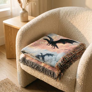 Fourth Wing Dragon Woven Blanket | Tairn Tapestry Throw for Book Lover | Bookish Gift for Her | Rebecca Yarros Fantasy Decor | Cozy Reading afbeelding 3