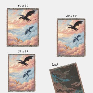 Op de afbeelding: Geweven sprei met een fantasie drakenontwerp. De dekens tonen draken in vlucht tegen een achtergrond van wolken en een zonsonderganghemel. Maten zijn 152 x 127 cm, 203 x 152 cm en 132 x 94 cm.