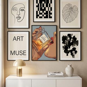Pode incluir: Uma cole&ccedil;&atilde;o de impress&otilde;es de arte emolduradas com designs e ilustra&ccedil;&otilde;es abstratas. As impress&otilde;es incluem um desenho de linha de um rosto, um padr&atilde;o geom&eacute;trico em preto e branco, uma folha e uma imagem gr&aacute;fica de uma pessoa bebendo de um frasco de perfume. A palavra "ART MUSE" tamb&eacute;m &eacute; exibida.