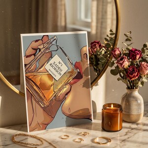 Pode incluir: Uma impress&atilde;o art&iacute;stica que apresenta uma pessoa bebendo de um frasco de perfume, rotulado como "N&deg;1 XADEN RIORSON BASGIATH". A imagem &eacute; apresentada com um espelho, flores, uma vela acesa e joias.