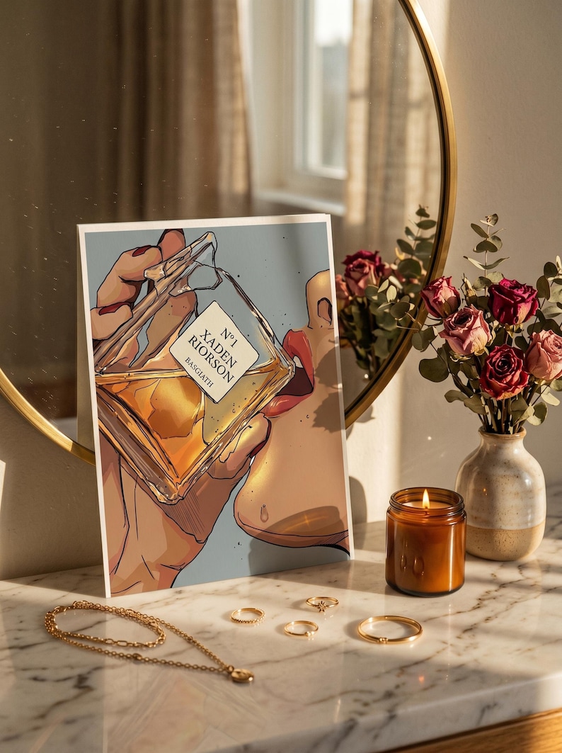 Pode incluir: Uma impress&atilde;o art&iacute;stica que apresenta uma pessoa bebendo de um frasco de perfume, rotulado como "N&deg;1 XADEN RIORSON BASGIATH". A imagem &eacute; apresentada com um espelho, flores, uma vela acesa e joias.