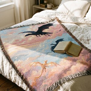Fourth Wing Dragon Woven Blanket | Tairn Tapestry Throw for Book Lover | Bookish Gift for Her | Rebecca Yarros Fantasy Decor | Cozy Reading afbeelding 4