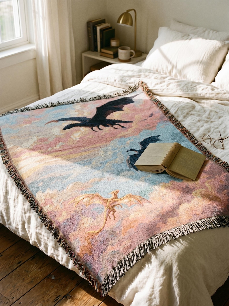 Fourth Wing Dragon Woven Blanket | Tairn Tapestry Throw for Book Lover | Bookish Gift for Her | Rebecca Yarros Fantasy Decor | Cozy Reading afbeelding 4