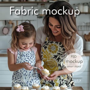 Puede incluir: Dos personas que llevan delantales con estampados florales están decorando magdalenas. La persona de la izquierda lleva un delantal azul y blanco con un estampado de hojas. La persona de la derecha lleva un delantal amarillo y negro con un estampado floral. El texto "PSD Mockup smart object" es visible en la imagen.