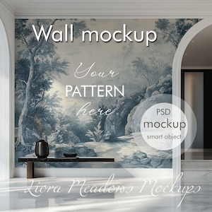 Könnte beinhalten: Eine Wand-Mockup mit einem Landschaftsmural in Blau- und Grautönen. Der Text "Wall mockup" und "Your PATTERN here" sind auf der Wand zu sehen. Eine schwarze Vase und eine Schale stehen auf einem dunklen Regal. Auch der Text "PSD mockup smart object" ist sichtbar.
