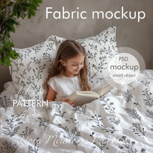Puede incluir: Una ni&ntilde;a est&aacute; leyendo un libro mientras est&aacute; sentada en una cama con ropa de cama blanca y un patr&oacute;n floral blanco y negro. La ropa de cama es una maqueta con un lugar para agregar tu propio patr&oacute;n.