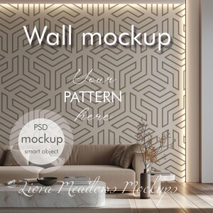 Może przedstawiać: Makieta ściany z geometrycznym wzorem w kolorze brązowym i beżowym. Tekst "Wall mockup" znajduje się w górnej części obrazu. Tekst "Your pattern here" znajduje się w środkowej części obrazu. Tekst "PSD mockup smart object" znajduje się w kółku w dolnej lewej części obrazu. Brązowa sofa z beżowymi poduszkami znajduje się przed ścianą. Biały marmurowy stolik kawowy z czarną miską znajduje się przed sofą. Wazon z suchymi gałęziami znajduje się po prawej stronie sofy. Tekst "Liora Meadows Mockups" znajduje się w dolnej części obrazu.