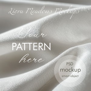 Könnte beinhalten: Weißer Stoff-Mockup mit dem Text "Your Pattern Here" und "PSD Mockup Smart Object" in einem Kreis.