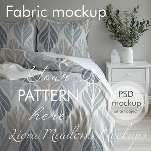 Op de afbeelding: Een mockup van een beddengoedset met een blauw en bruin bladmotief. De tekst "Your pattern here" is over de afbeelding gelegd. De tekst "PSD mockup smart object" is ook zichtbaar in de afbeelding.