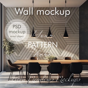Puede incluir: Maqueta de diseño de interiores con una mesa de comedor de madera, sillas negras y tres lámparas colgantes negras. La pared tiene un patrón geométrico. El texto en la imagen dice "Wall mockup", "PSD mockup smart object" y "Your pattern here".