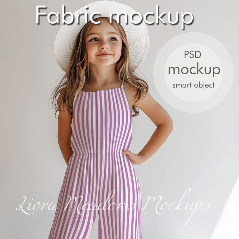 K&ouml;nnte beinhalten: Ein junges M&auml;dchen tr&auml;gt einen wei&szlig;en Hut und ein lila-wei&szlig; gestreiftes Kleid. Das Kleid ist ein &auml;rmelloses, halterartiges Kleid mit einem weiten, flie&szlig;enden Rock. Das M&auml;dchen steht vor einem wei&szlig;en Hintergrund. Der Text "PSD mockup smart object" ist in der oberen rechten Ecke des Bildes sichtbar.