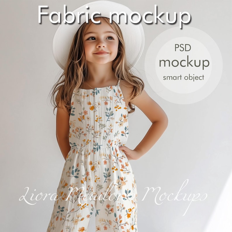 K&ouml;nnte beinhalten: Ein junges M&auml;dchen tr&auml;gt einen wei&szlig;en Jumpsuit mit Blumenmuster. Der Jumpsuit hat d&uuml;nne Tr&auml;ger und eine geraffte Taille. Das M&auml;dchen tr&auml;gt einen wei&szlig;en Sonnenhut und hat lange braune Haare. Der Hintergrund ist eine wei&szlig;e Wand. Der Text "Liora Meadow Mockups" ist unten im Bild sichtbar.