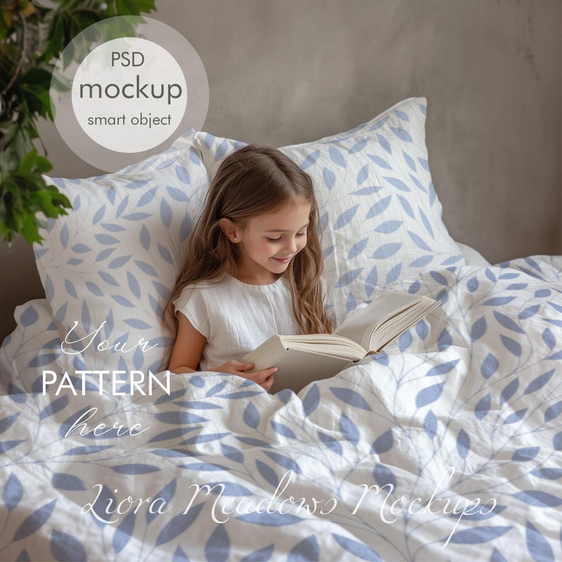 Puede incluir: Una ni&ntilde;a peque&ntilde;a est&aacute; sentada en la cama leyendo un libro. La ropa de cama es blanca con un patr&oacute;n de hojas azules. El texto "Your Pattern Here" es visible en la ropa de cama.