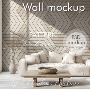 Op de afbeelding: Een witte bank met kussens staat voor een muur met een geometrisch patroon. De muur is lichtbruin met donkerbruine lijnen. De tekst "Wall mockup" staat bovenaan de afbeelding. De tekst "Your PATTERN here" staat in het midden van de afbeelding. De tekst "PSD mockup smart object" staat rechtsonder in de afbeelding. De tekst "Liora Meadows Mockups" staat onderaan de afbeelding.