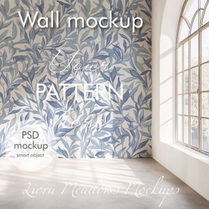 Könnte beinhalten: Ein Mockup einer Wand mit weißem Hintergrund und einem blauen und weißen Blatt-Muster. Der Text "Wall mockup" befindet sich oben im Bild, und der Text "Your Pattern Here" befindet sich in der Mitte des Bildes. Der Text "PSD mockup smart object" befindet sich unten links im Bild. Der Text "Liora Meadows Mockups" befindet sich unten im Bild.